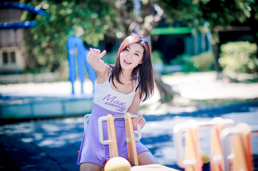 青春，就是要疯狂的奔跑，然后华丽的跌倒。奔跑，就是走出自己的小世界，走向外边的大世界，不怕折腾，勇于传递自己的正能量。跌倒，就是有屡败屡战的勇气，和一分青春永恒的冲动，青春，需要我们大步的奔跑。